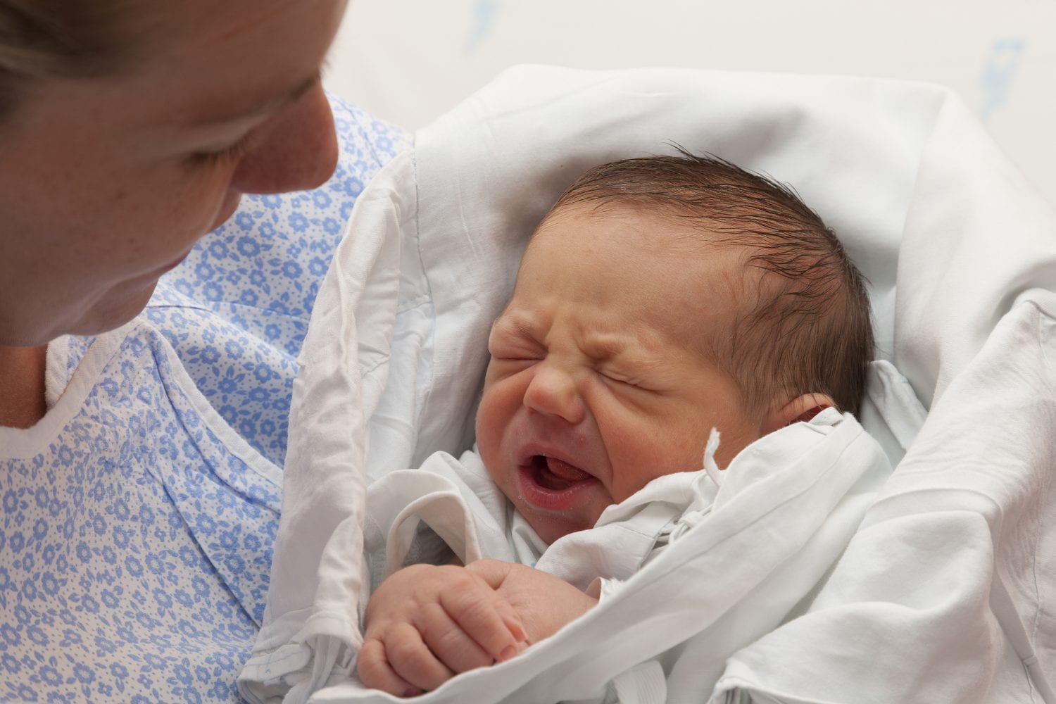 Weinender Säugling Im Arm Seiner Mutter Im Krankenhaus